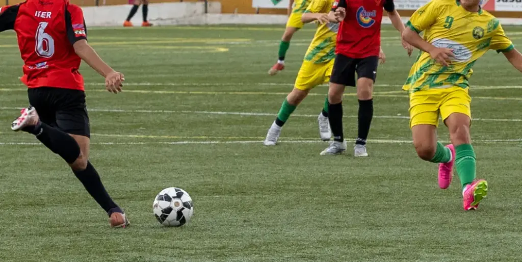 Jugador de fútbol chutando un balón